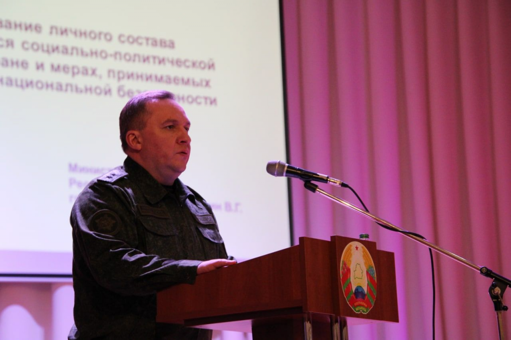 Министр обороны рассказал военнослужащим о политической обстановке в стране
