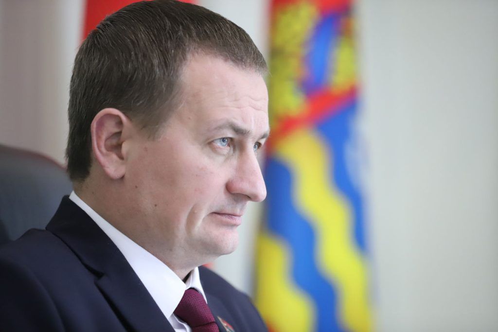 К Александру Турчину обратился житель деревни Заболотье. На его участке ведут газопровод