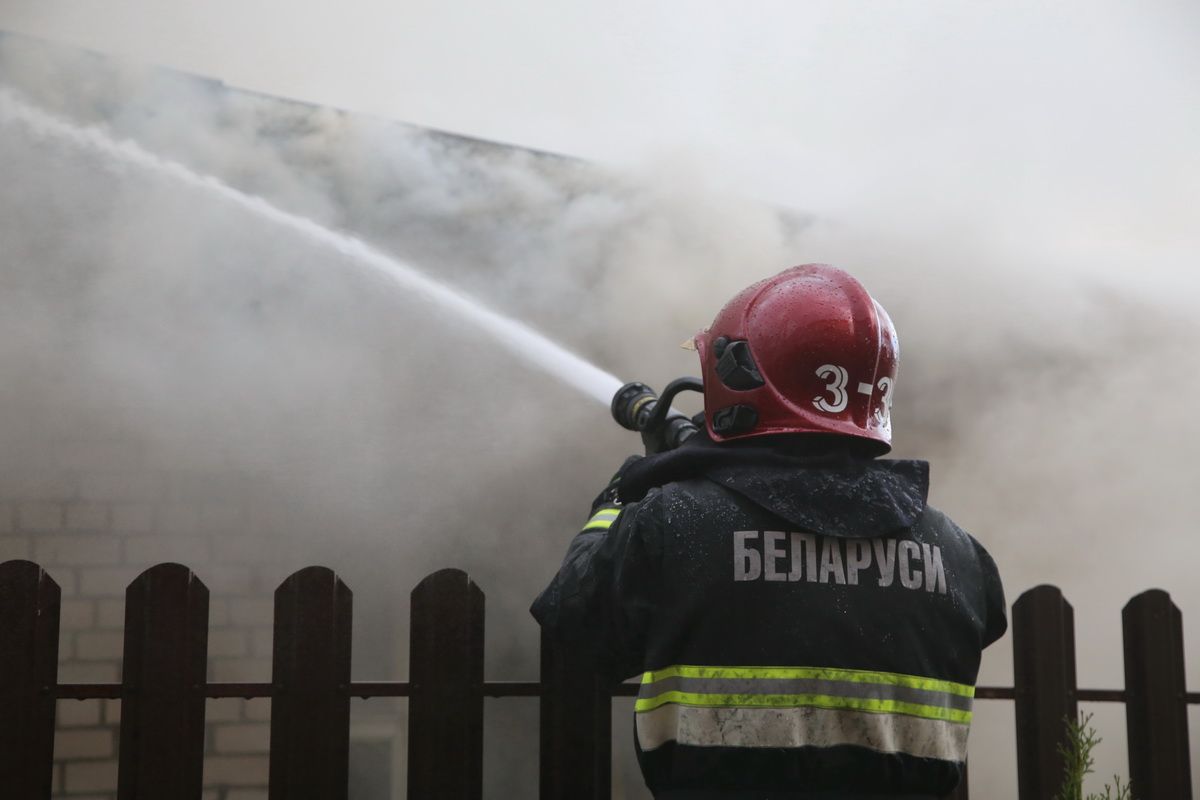 Пожарная рб. Пожар в комнате. Спасение на пожаре. МЧС вчера пожар. Парни МЧС.