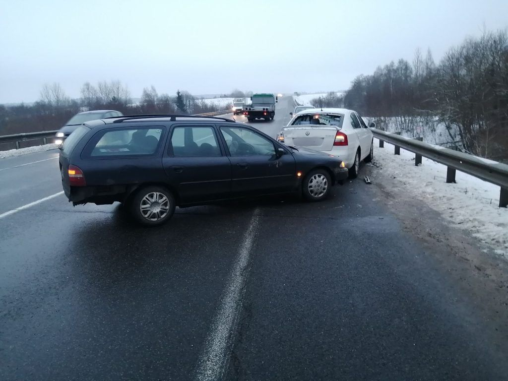 В Минском районе водитель хотел помочь в ДТП, а «собрал» за собой еще две  машины - Пристоличье