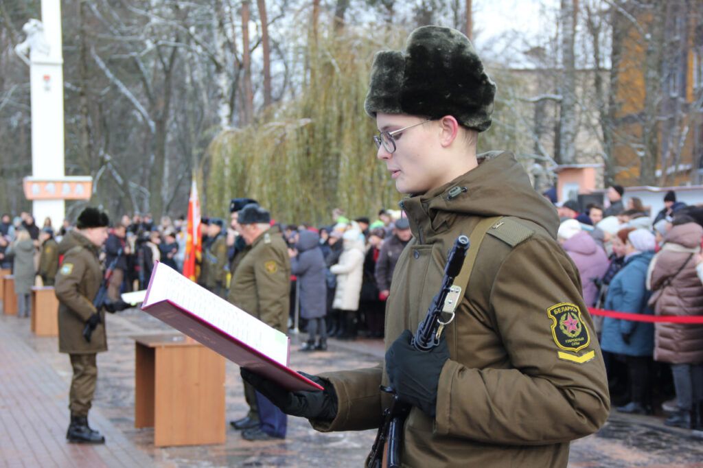 ПОЛОЖЕНИЕ О ПОРЯДКЕ ПРИВЕДЕНИЯ К ВОЕННОЙ ПРИСЯГЕ (ПРИНЕСЕНИЯ ОБЯЗАТЕЛЬСТВА) \ КонсультантПлюс