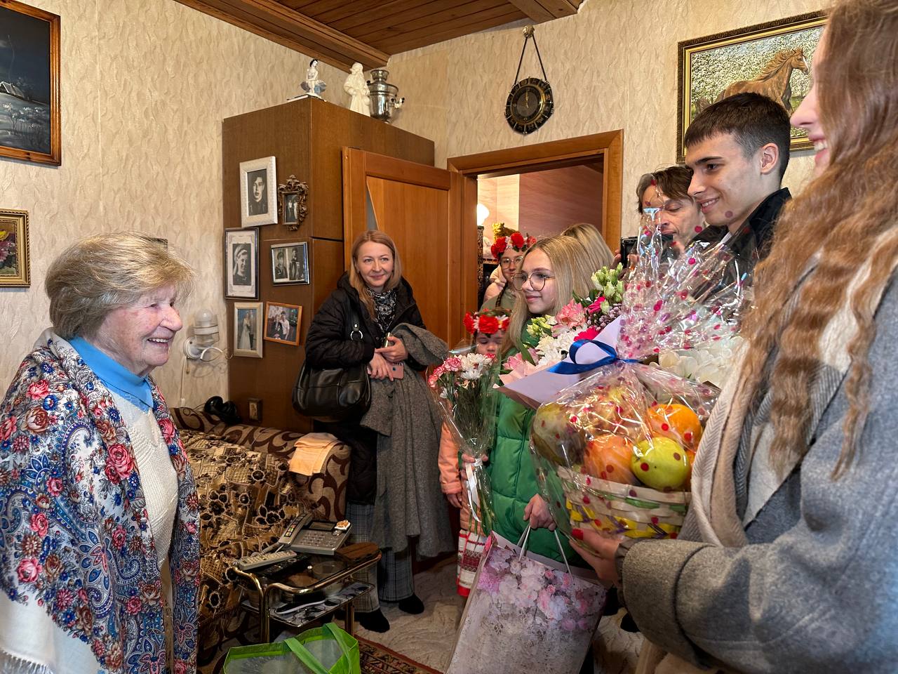 Ветерана Ираиду Ивановскую поздравили с грядущими праздниками - Пристоличье