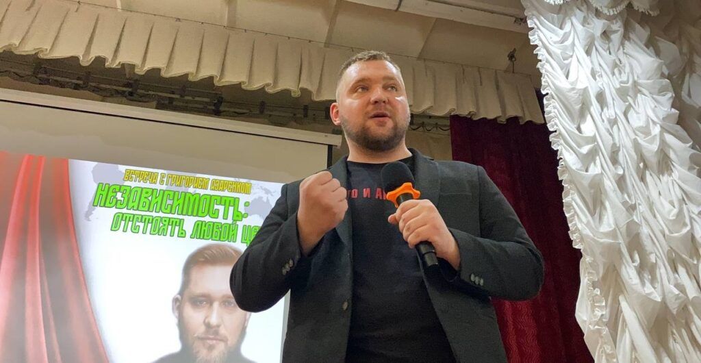 Баны в YouTube, пропаганда, предки: о чем Азаренок говорил со студентами Минского района