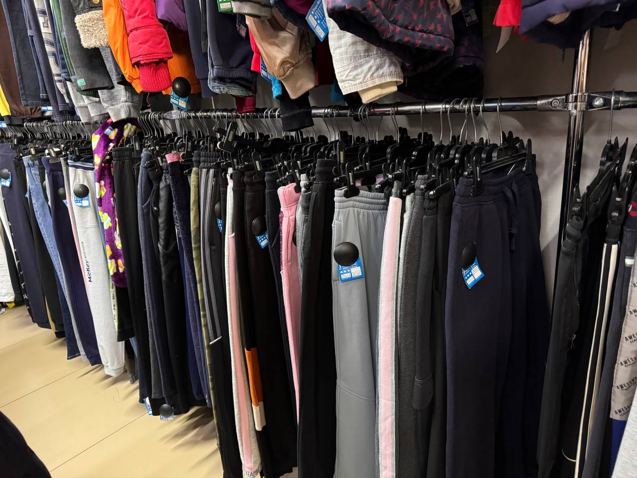 Заглянули в секонд-хенд в агрогородке Лесной. Что и почем там можно ...