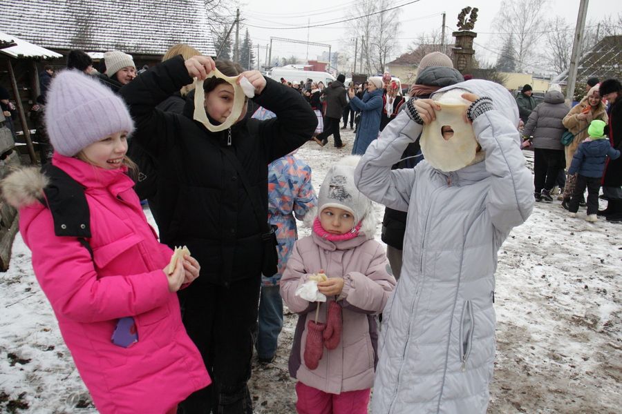 Сотни людей отмечают Масленицу в Минском районе