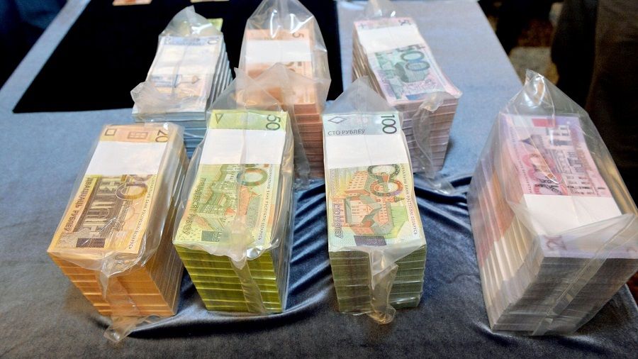 Мошенники убедили жительницу Минского района перевести им более 20 000 рублей