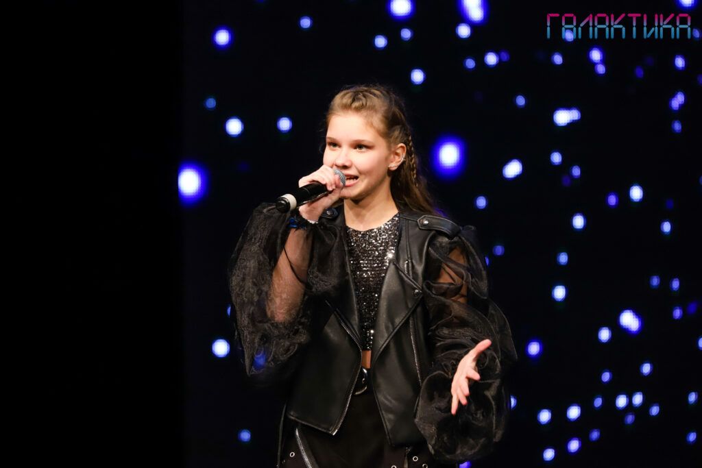 Вокалистка из Лесного дебютировала на телевидении с авторской песней