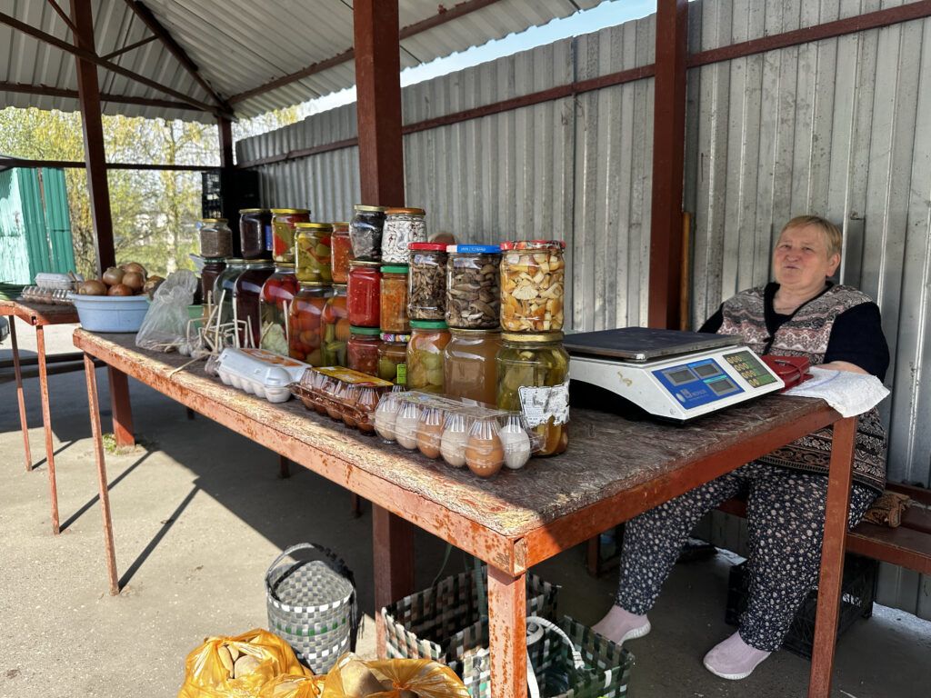 Пенсионерки из пристоличья не один год продают излишки урожая. Пообщались с ними