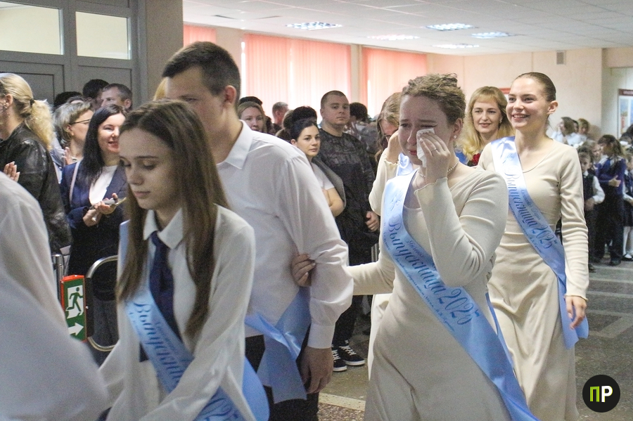 Посмотрели, как выпускные линейки прошли в Заславле и Ждановичах