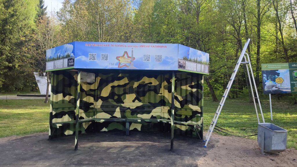 Как остановку в Кайково превратили в музей под открытым небом