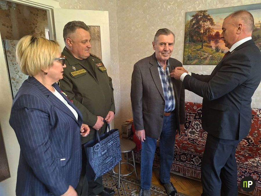 Владимир Юргевич в Заславле вручил юбилейные медали ветерану и малолетнему узнику