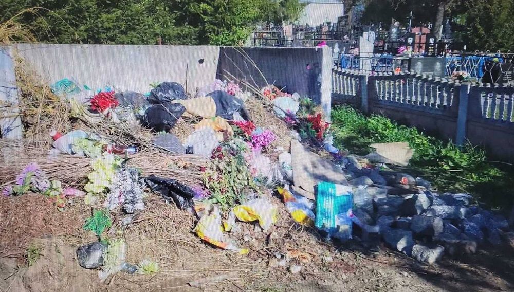 С кладбищ Минского района продолжают вывозить мусор. Сколько уже собрали