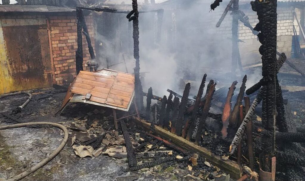В Замосточье загорелась хозпостройка – огонь перекинулся на гараж и летнюю кухню