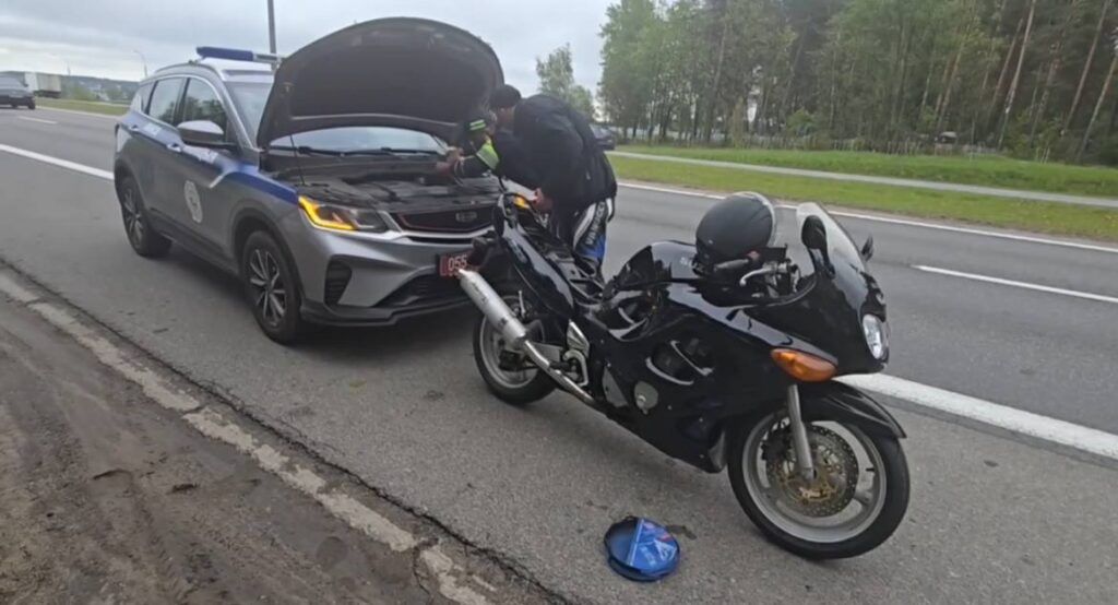 Госавтоинспекция Минского района помогла мотоциклисту на трассе М3