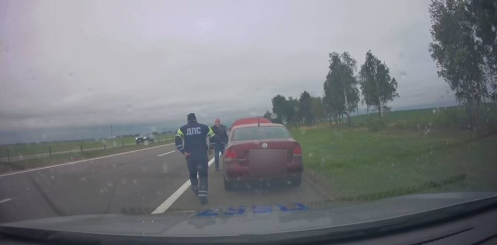 Как экипаж ДПС ГАИ Минского района помог водителю на дороге