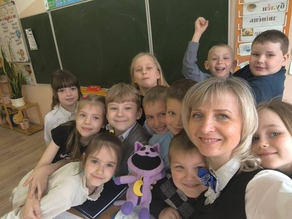 20 лет вдохновения: как педагог из Семковской школы превращает уроки в праздник