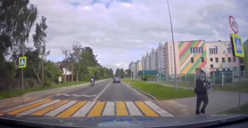 В Мачулищах бесправный мотоциклист перевернулся на дороге