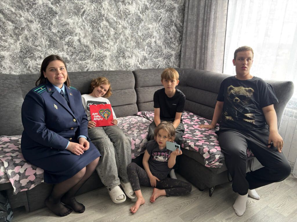 Прокуратура поздравила многодетную семью из Лесного с Международным днем защиты детей
