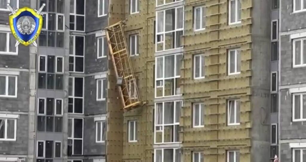 В Мачулищах сорвалась люлька со строителями. Есть погибший