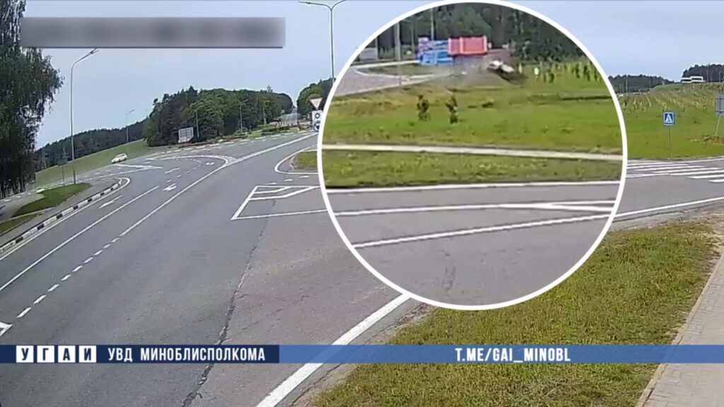 В Минском районе бесправник опрокинулся на дороге