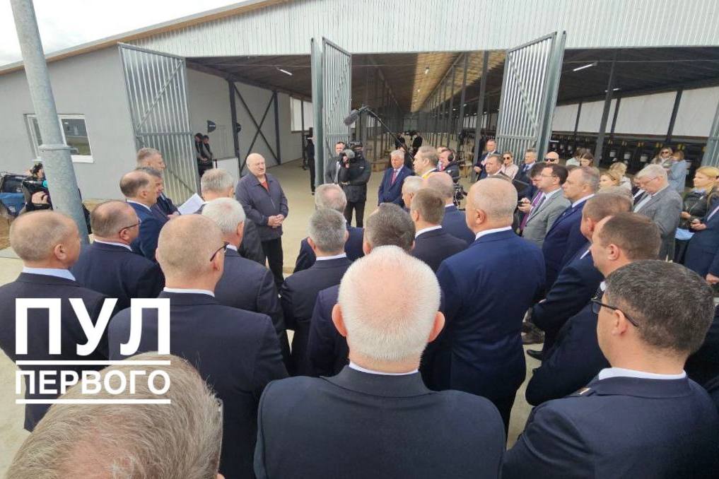 Александр Лукашенко посещает в Минском районе профилакторий для телят