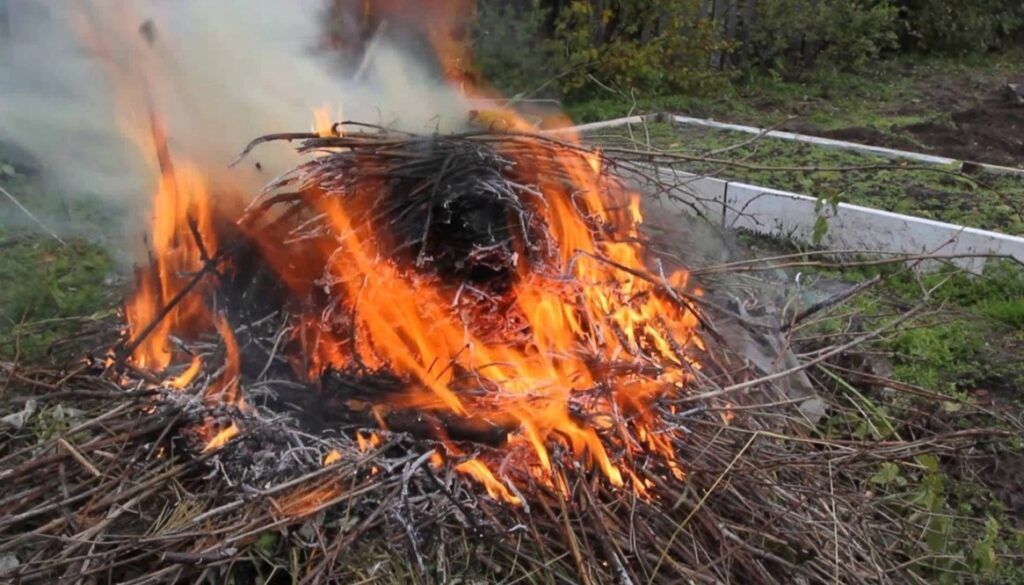 В Минском районе во время сжигания мусора мужчина упал в костер