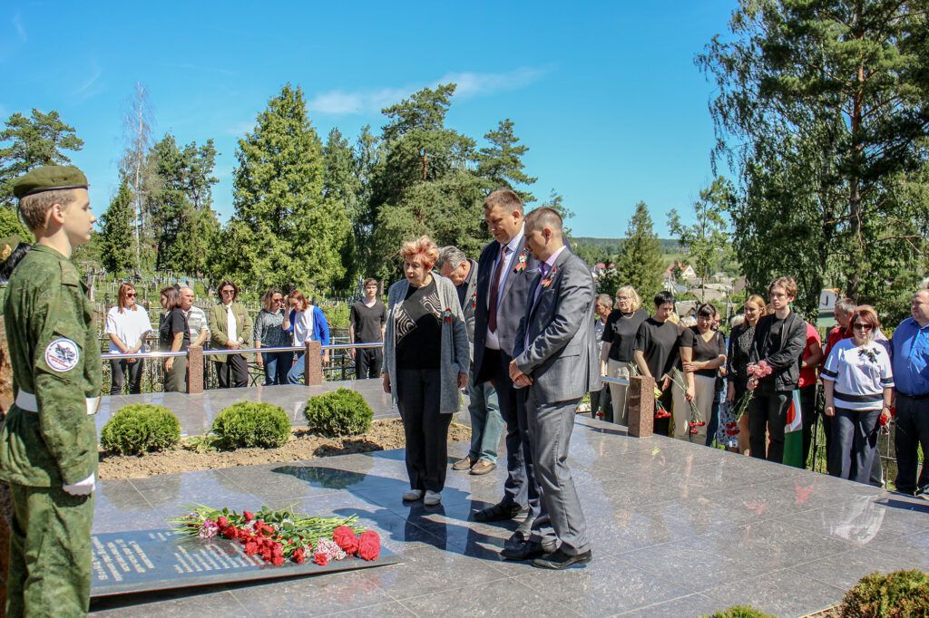 Живая связь поколений и наказ беречь мир: в Заславле состоялся митинг-реквием
