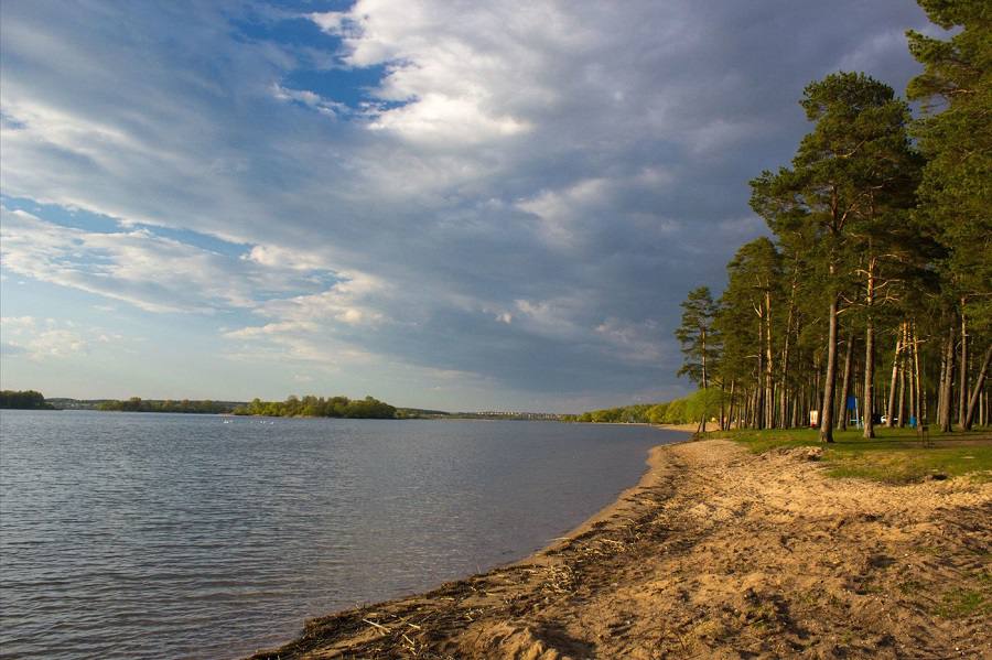 На Заславском водохранилище спасатели помогли двум сапбордистам