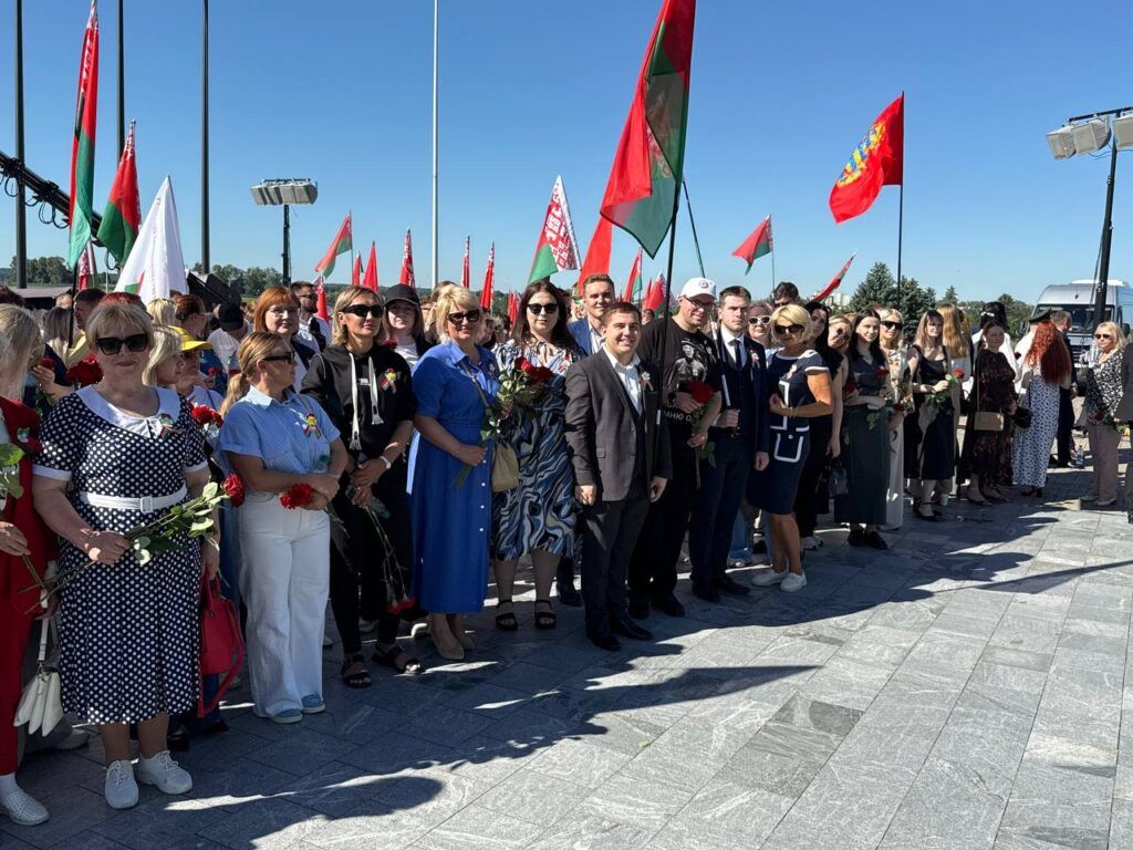 Делегация Минского района возложила цветы  к Кургану Славы