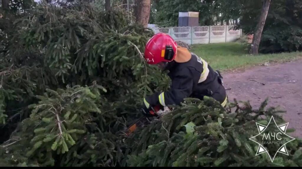 Спасатели ликвидируют последствия непогоды в Минском районе