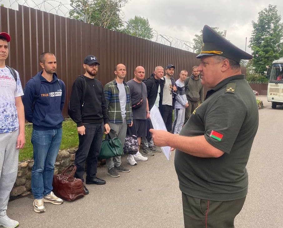 В военном комиссариате Минского района проходит отправка на военные сборы