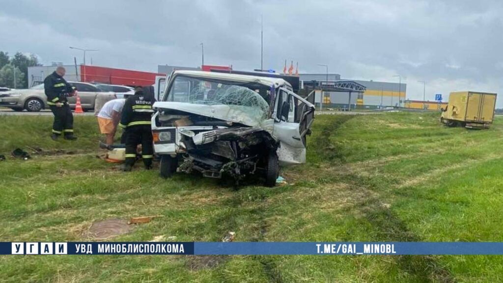 В Привольном автомобили после столкновения оказались в кювете