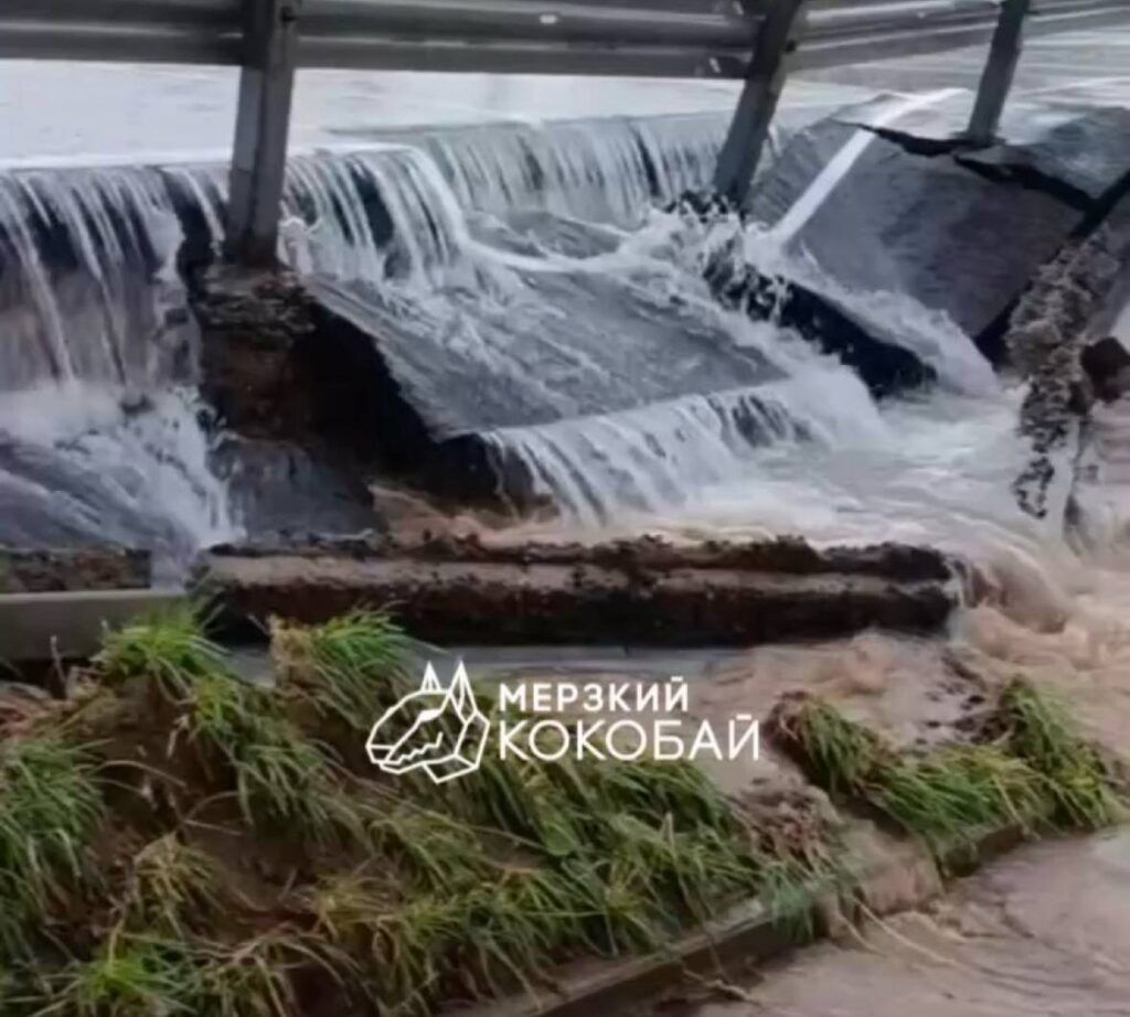 Около ТРЦ «Экспобел» размыло дорогу