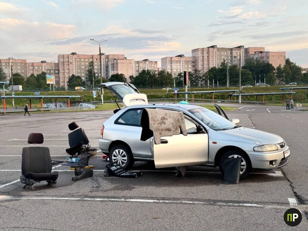Лужа обернулась бедой: водитель застрял у ТЦ «Экспобел» из-за ливня