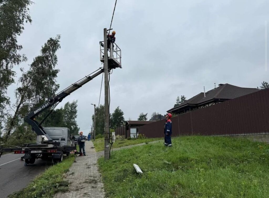 В Колодищи везут новые опоры ЛЭП