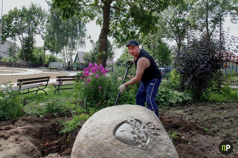 Прихожане с ксендзом благоустраивают территорию костела в Заславле