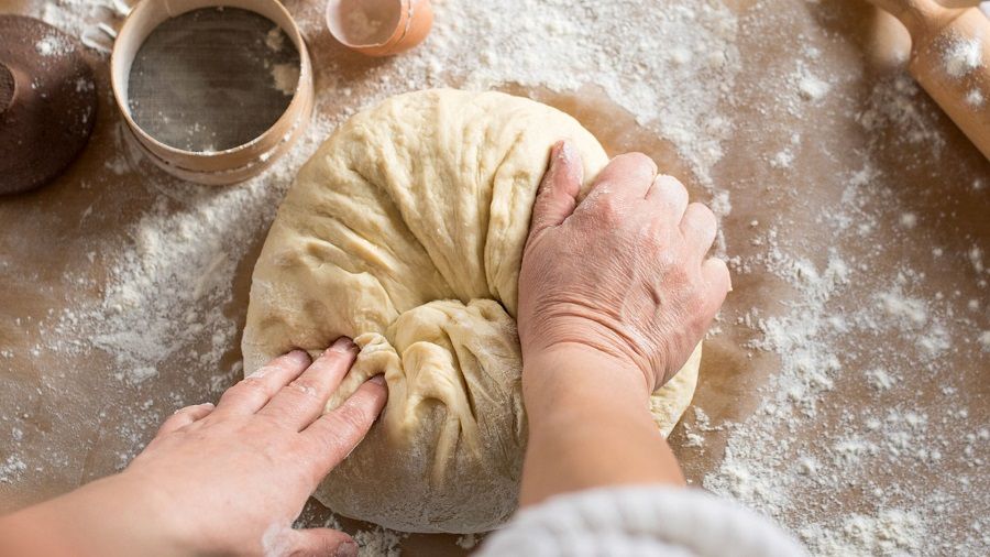 Заказы делают даже с «рублевки». Как жительница Ефимово стала шеф-поваром целой деревни