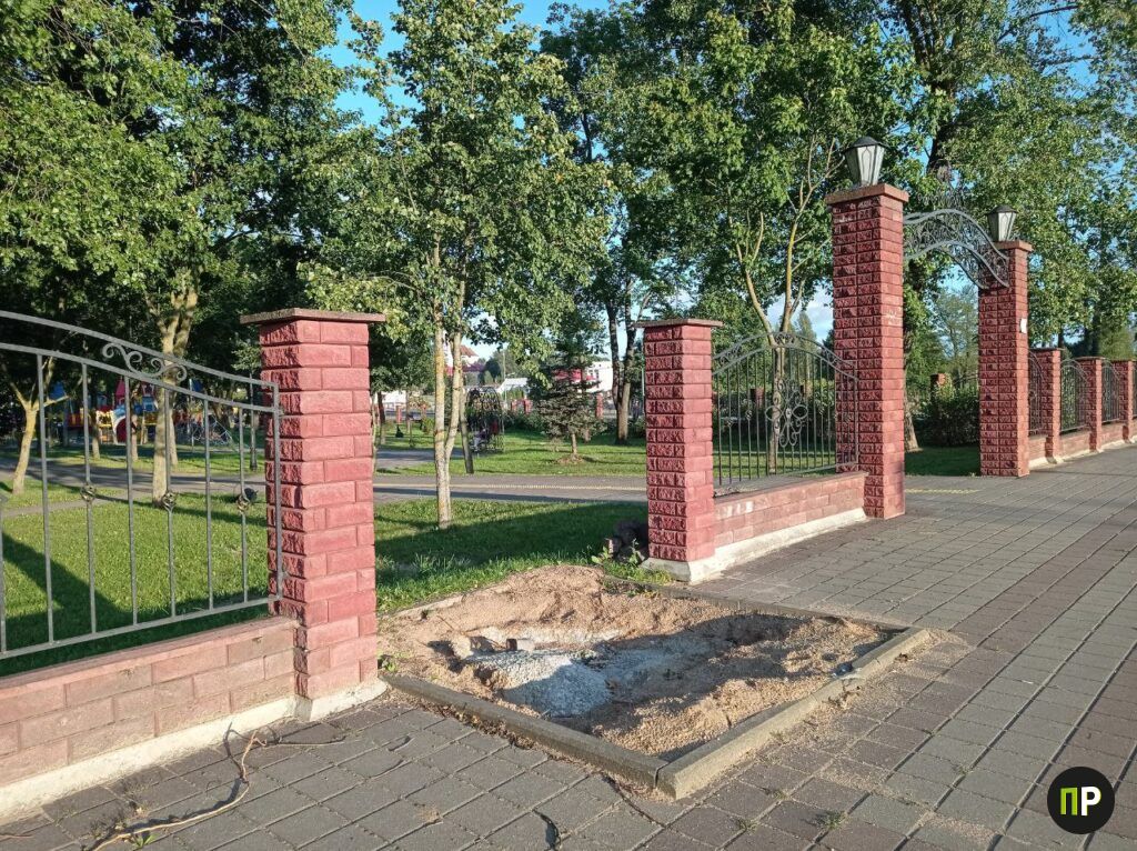 Мемориальный знак исчез с детского парка в Заславле. Куда его перенесли?