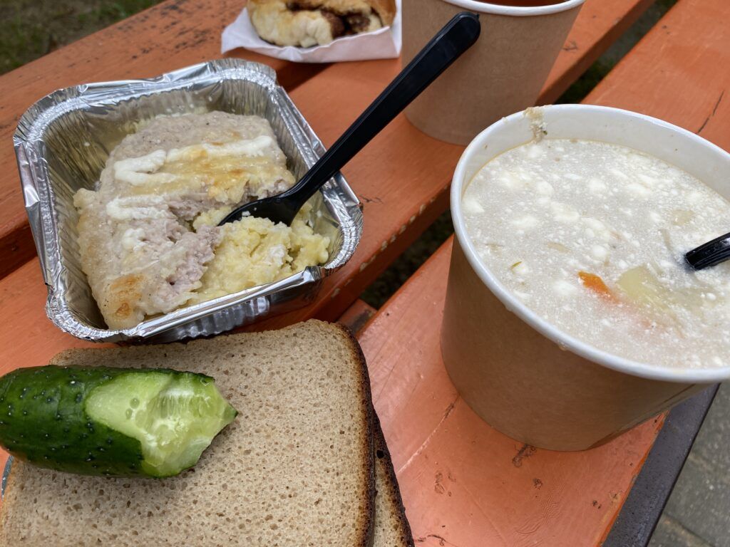 Колбаска, полендвичка, шницель: как комбайнеров Минского района кормят прямо в поле