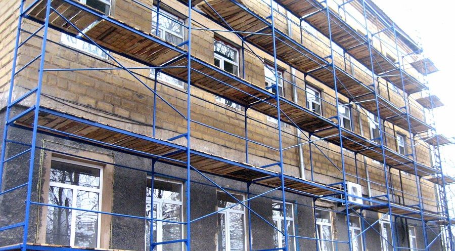 В Заславле со строительных лесов упал рабочий