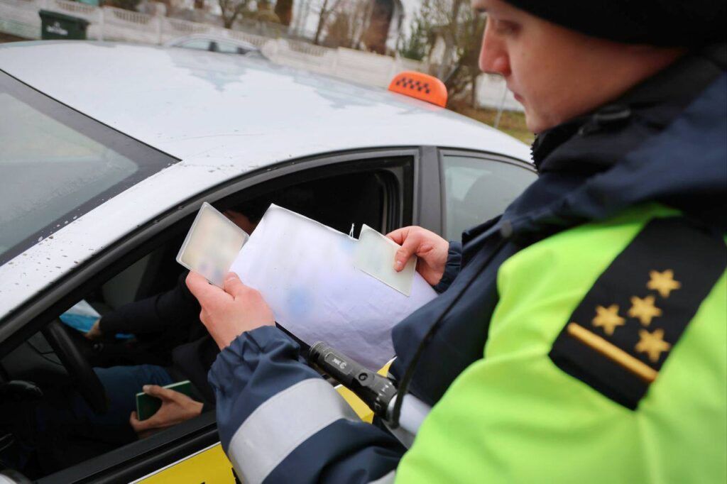 Безопасность перевозки пассажиров в такси контролируют в Минском районе