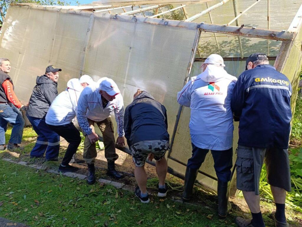 «Белая Русь» помогла колодищанцам восстановить дома и участки после урагана