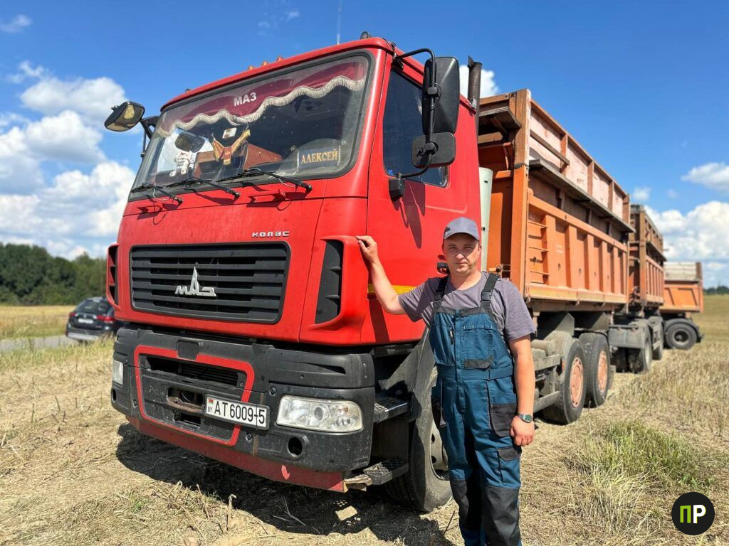 Узнали, кто из водителей в Минском районе первый перевез 1000 тонн урожая
