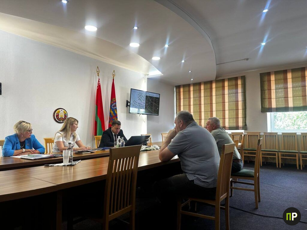 Жители Заславля пожаловались на захват земель общего пользования на приеме у главы Минского района