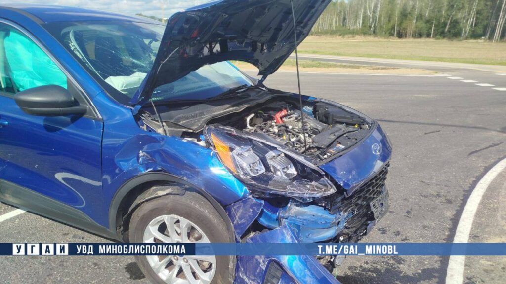 В Заславле на перекрестке столкнулись Renault и Ford