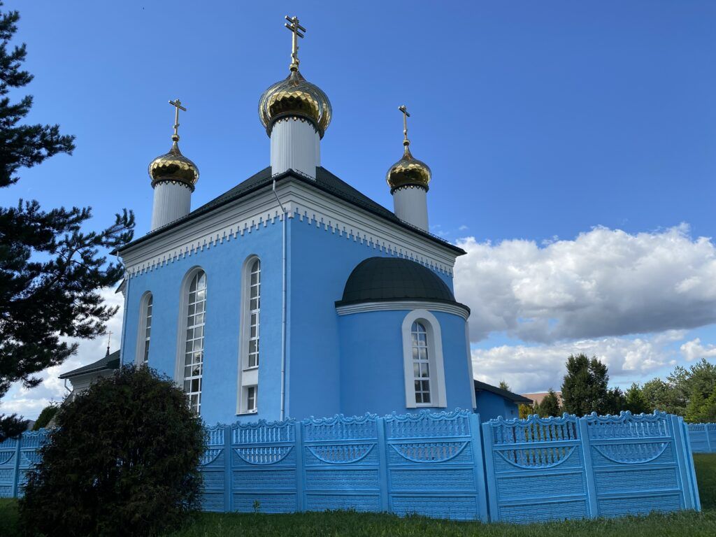Фотофакт. В Крупице прихожане обновили фасад церкви