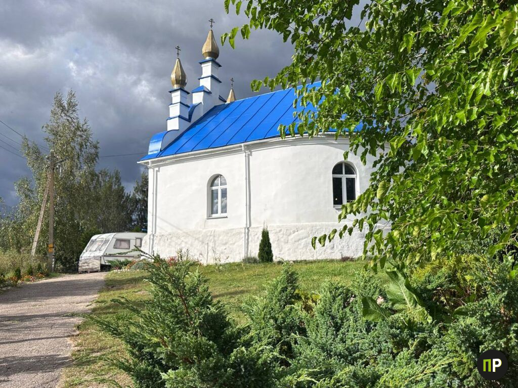 Как отец Алексей восстанавливает храм в деревне Касынь и живет в автодоме