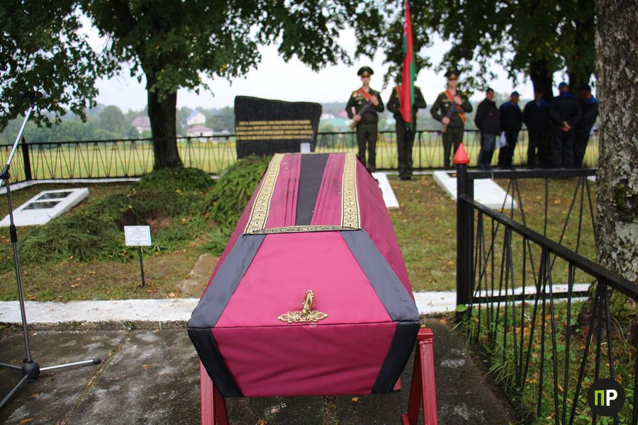 В деревне Кирши захоронили останки красноармейцев