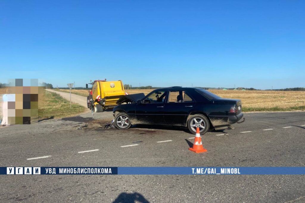 На автодороге под Минском столкнулись трактор и Mercedes