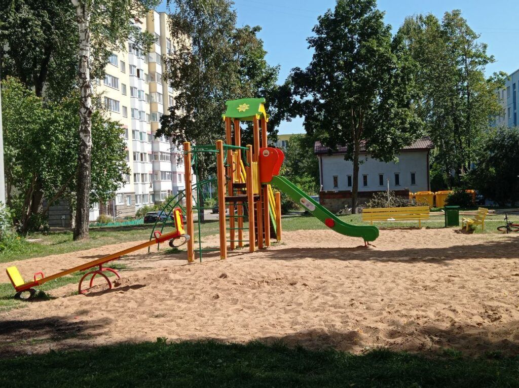 Во дворах Заславля устанавливают новые детские площадки